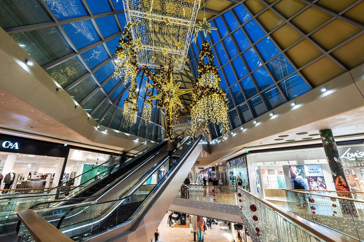 Bild 2: FISCHAPARK Innenansicht Weihnachten © MichaelMazohl