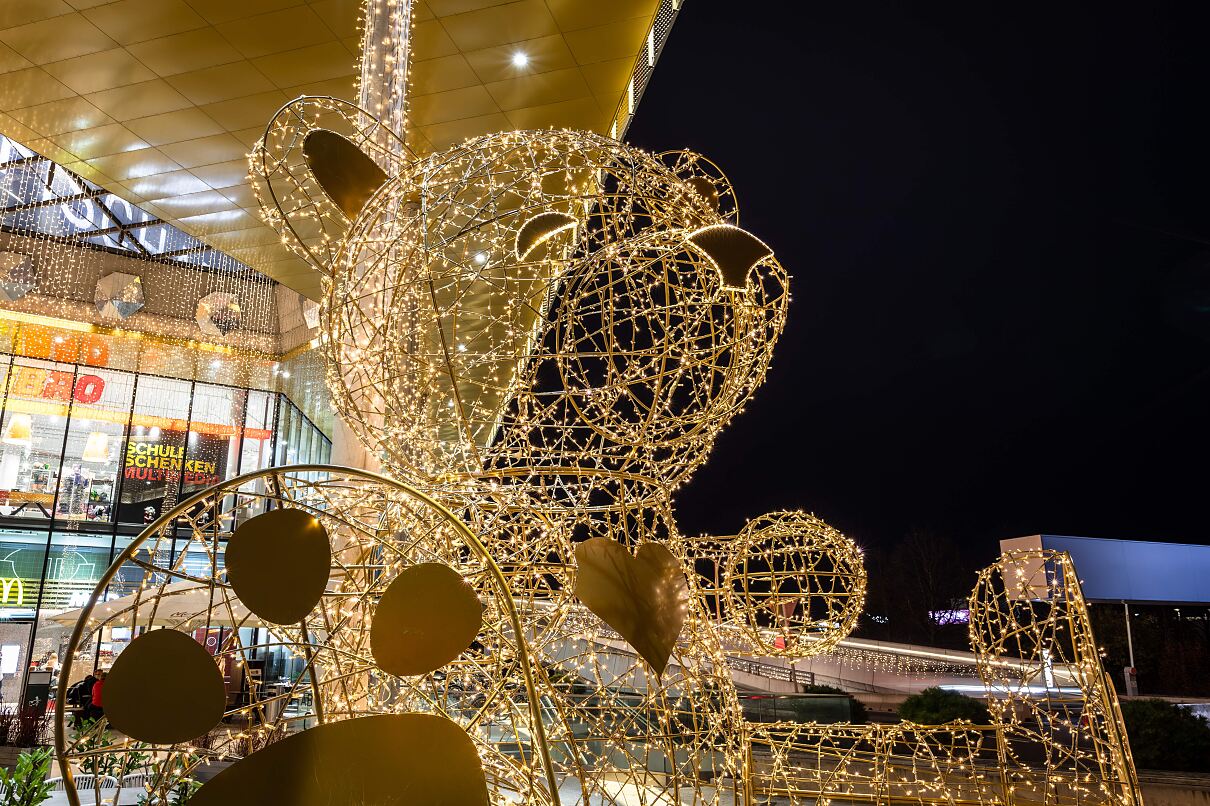 Bild 3: FISCHAPARK Außenansicht Weihnachten © MichaelMazohl